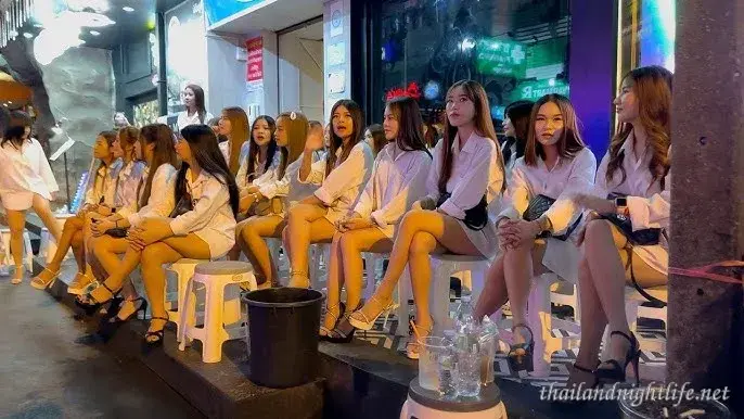 Phòng karaoke KTV riêng có tiếp viên ở Bangkok