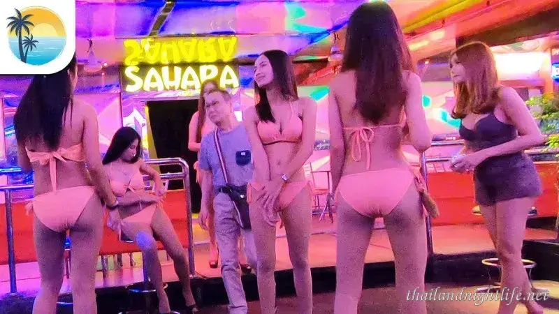 Khu bar gái nhảy đèn neon Soi Cowboy Bangkok về đêm
