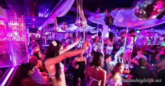 Đời sống về đêm Walking Street Pattaya đèn neon bar gái nhảy