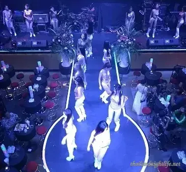 Play Exclusive Club RCA Bangkok拥有150多名女招待和现场音乐会
