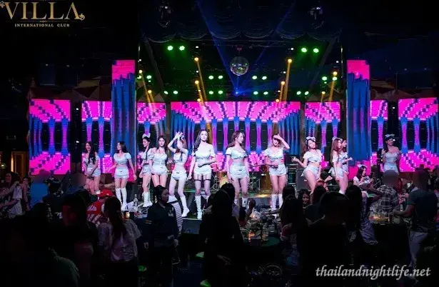 BOOZE Club Bangkok设有室内游泳池VIP房间和优质绅士俱乐部体验