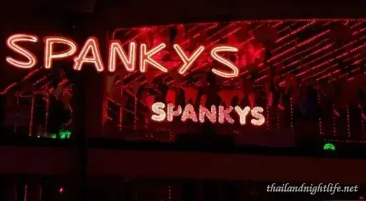 Spanky's GoGo Bar avec spectacles interactifs - classé numéro 5 à Nana Plaza