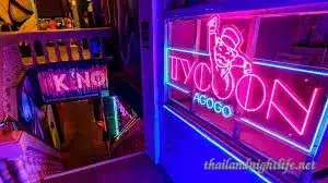 Tycoon aGoGo avec scène LED moderne - étoile montante classée numéro 7 à Nana Plaza