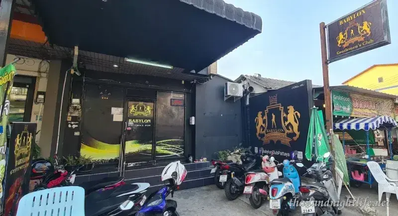 Babylon 신사 클럽 서드 로드 파타야 넓은 라운지 공간입니다.