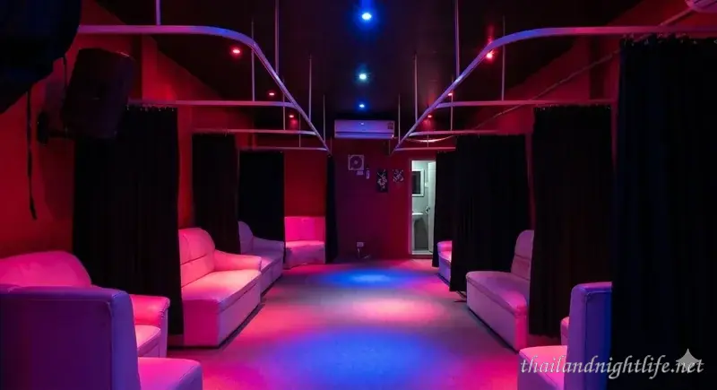 Lolita's Bangkok intérieur — box avec canapés et rideaux à l'étage, bar BJ Soi 8