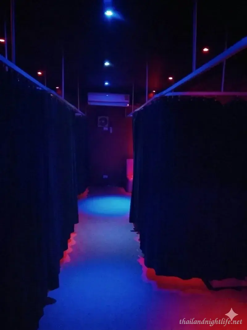 Lolita's Bangkok couloir des box à rideaux à l'étage — zone de service du bar BJ