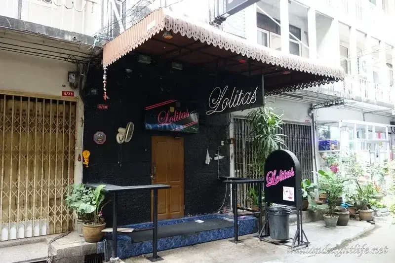 Lolita's Bangkok extérieur — bar BJ Sukhumvit Soi 8 près du BTS Nana