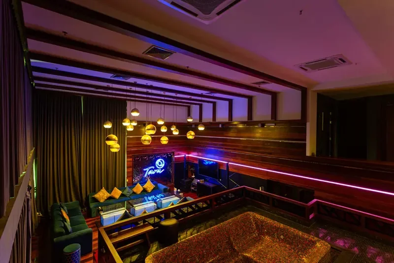 Tara Bangkok 스위트 라운지, 프리미엄 소파와 엔터테인먼트 시스템, 방콕